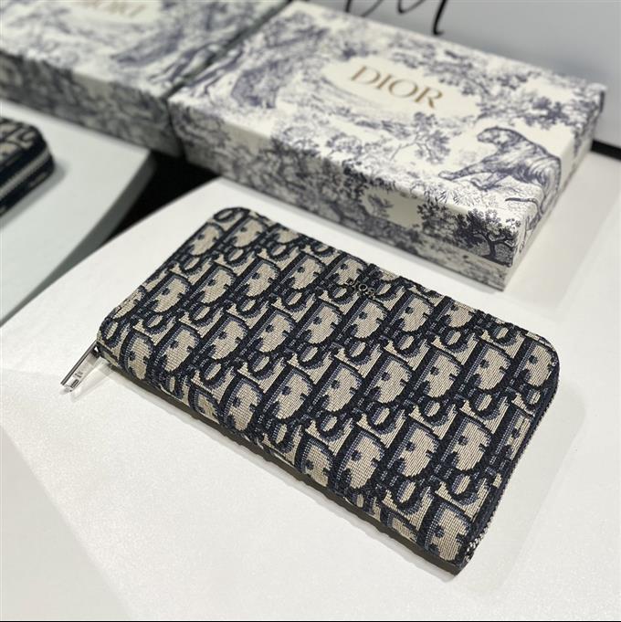 2025228Y 220P182143697